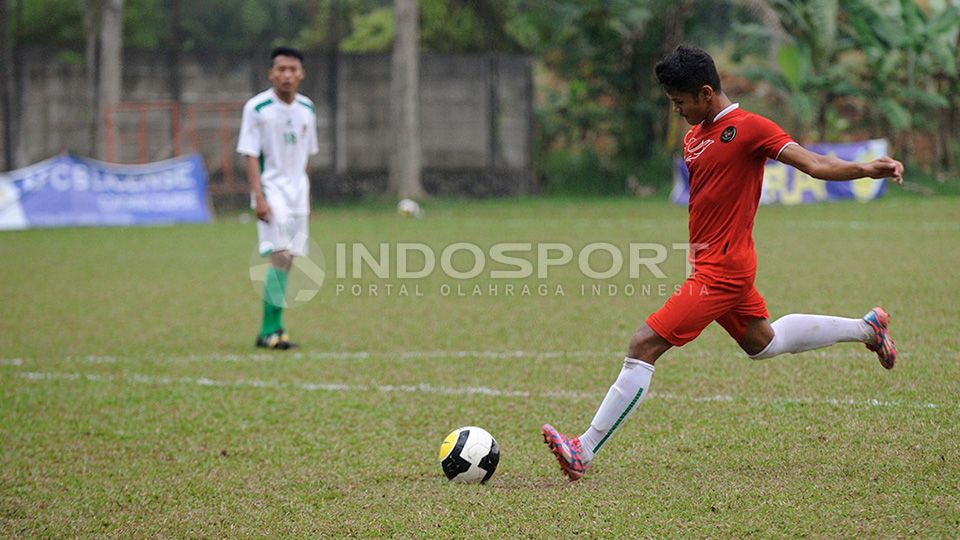 Dimas Drajat mengeksekusi penalti saat uji coba melawan Kabomania di lapangan Sawangan, Depok. Rabu (27/05/2015) Copyright: &copy; Ratno Prasetyo/INDOSPORT